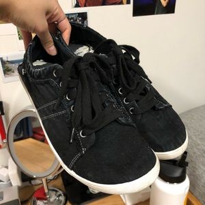 Black Billabong sneakers!